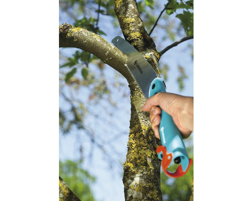 Person sågar gren med en handsåg från Gardena