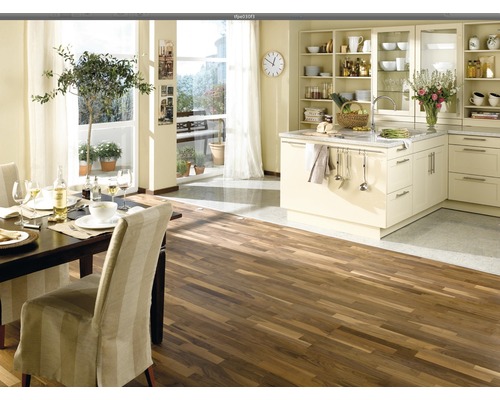 Ljus matplats med trägolv, matbord, stolar och köksö