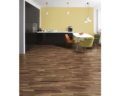 Modernt kök med trägolv, matbord och stolar