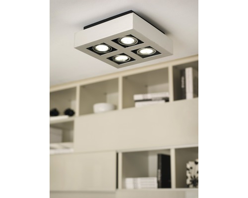 Fyrkantig taklampa med fyra lampor i ett vardagsrum.