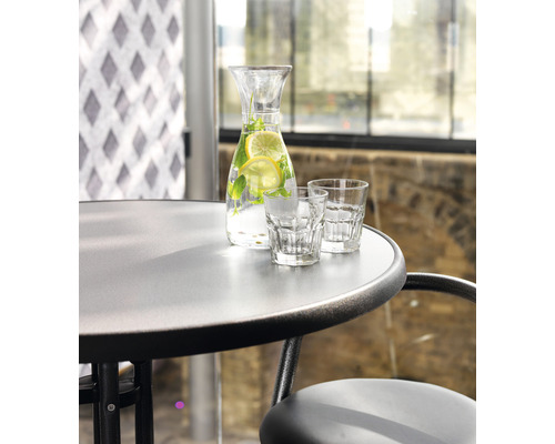 Karaff och glas på bistrobord