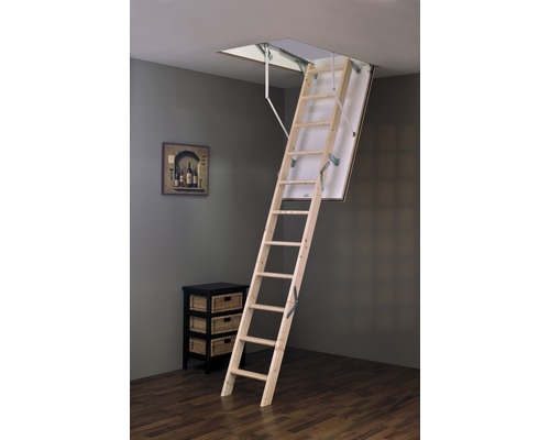 Fällbar vindstrappa i trä inomhus