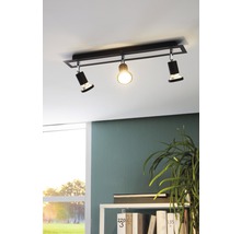 Taklampa med tre spotlights i vardagsrum