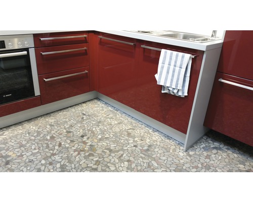 Kök med inbyggnadsugn, diskho, handduk och golv av flodsten