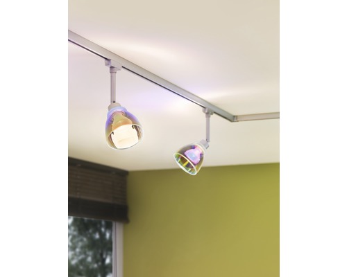 Två taklampor på en skena med transparenta lampskärmar