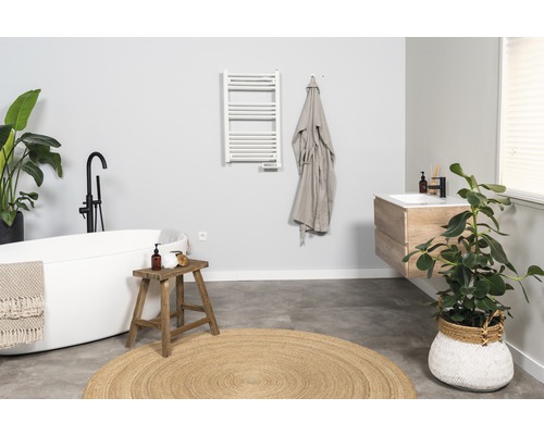 Badrum med fristående badkar, tvättställ och handdukstork