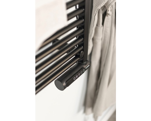 Närbild av handdukstork med elektronisk styrning och handduk