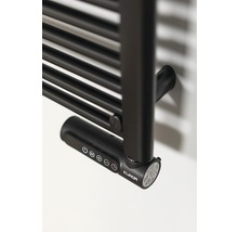 Detaljvy av en svart radiator med elektriskt värmeelement