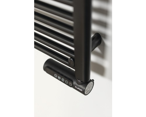 Detaljvy av en svart radiator med elektriskt värmeelement