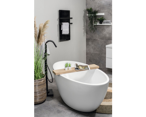 Badrum med fristående badkar, handdukstork och dekoration