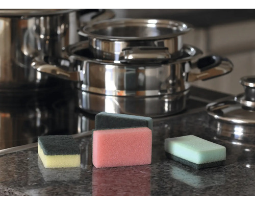 Flera disktrasor på en köksbänk med kokkärl i bakgrunden