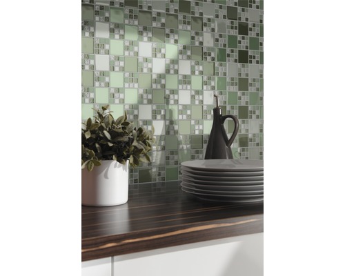 Köksscen med mosaikplattor i olika gröna nyanser