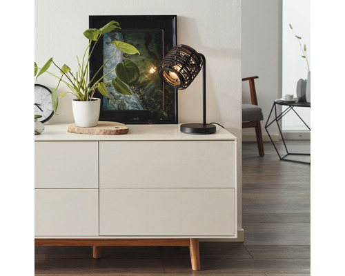 Bordslampa av metall på byrå med dekoration i vardagsrummet