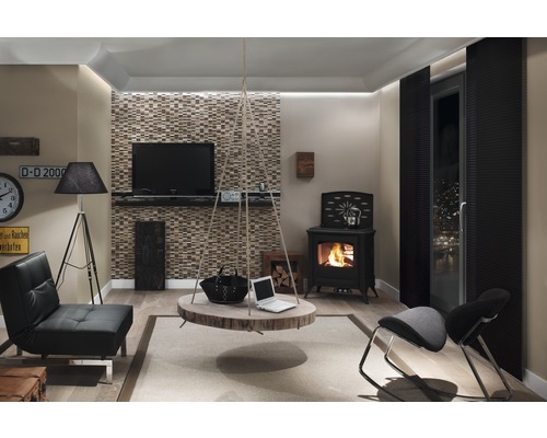 Vardagsrum med vedeldad kamin, hängande trälampa, fåtölj och TV