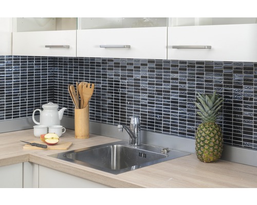 Köksscen med diskho, blandare, kakel och köksredskap