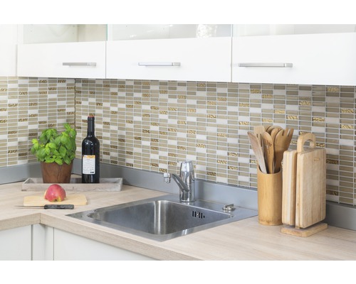 Diskho med kran, mosaikplattor och köksredskap