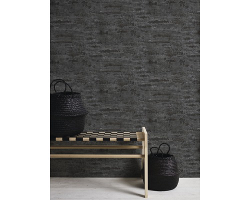 Rumsöversikt med mörk tapet, en träbänk och två korgar