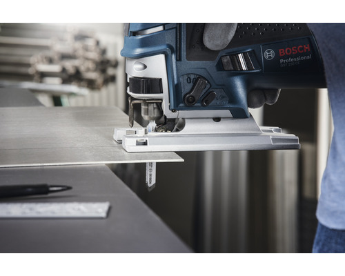 Bosch sticksåg vid skärning av ett arbetsstycke