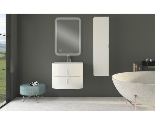 Modernt badrum med tvättställ, spegel, högskåp, pall och badkar.