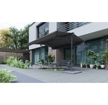 Terrass med markis, trädgårdsmöbler och växter framför ett modernt hus