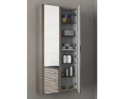 Öppet badrumsskåp med spegel och hyllor för förvaring av badrumsartiklar