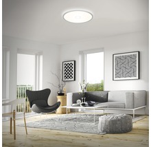 Modernt vardagsrum med taklampa, soffa och dekorativa element