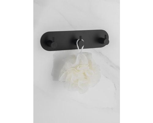 Svart badrumskroklist med tre krokar och en badsvamp