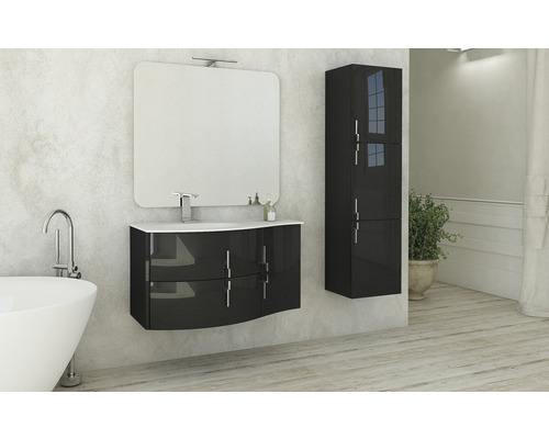 Badrum med tvättställsskåp, spegel och högskåp