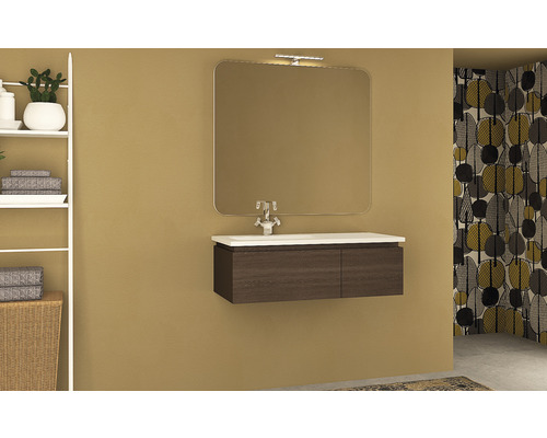 Badrum med tvättställsskåp, spegel och hylla