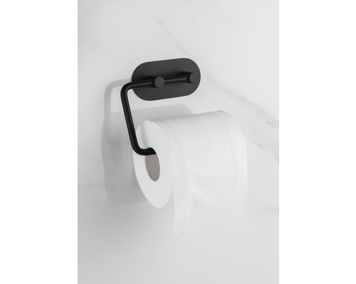 Svart toalettpappershållare med toalettpappersrulle på väggen