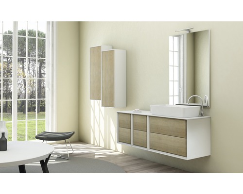 Ljust badrum med tvättställ, spegel, underskåp och högskåp