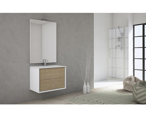 Badrum med tvättställsskåp, spegel och dusch