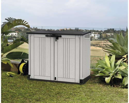 Trädgårdsskåp i plast med två dörrar och svart stängning i trädgården