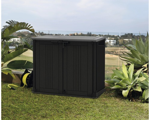 Trädgårdsskåp i plast med dubbeldörr och låsbara reglar för utomhusförvaring.