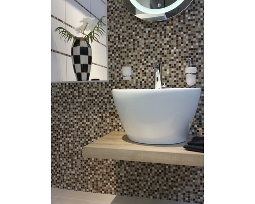 Badrum med mosaikplattor, tvättställ och handfat