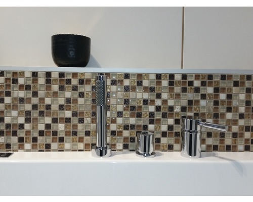 Badkarsblandare med handdusch framför mosaikplattor