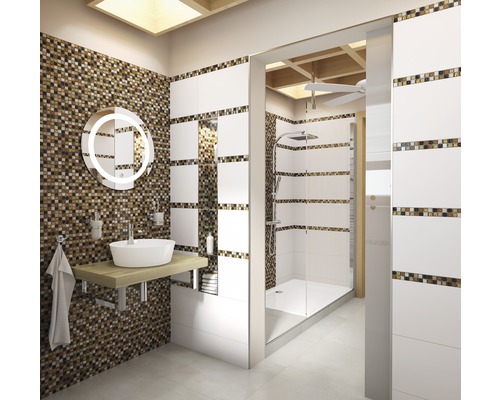 Ljust badrum med dusch, handfat och mosaikplattor