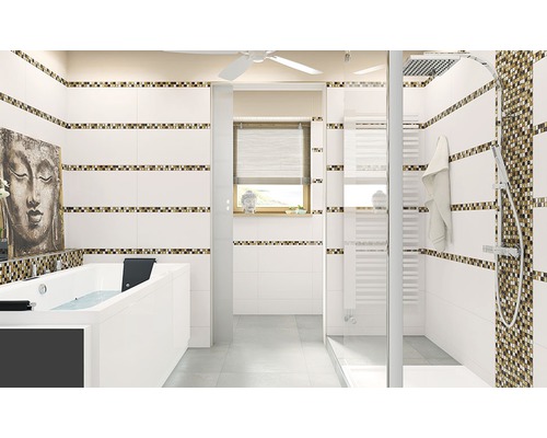 Ljust badrum med badkar, dusch och vita väggplattor med dekorativt band