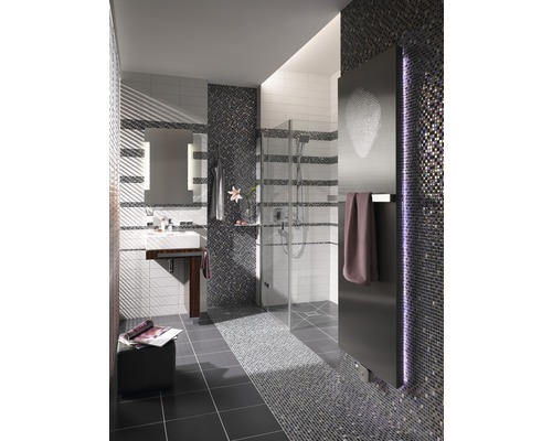 Ljust badrum med dusch, handfat, spegel och mosaikplattor