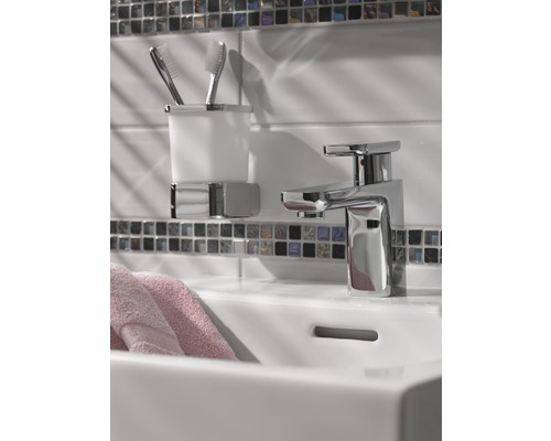 Tvättställ med blandare och tandborsthållare i badrummet