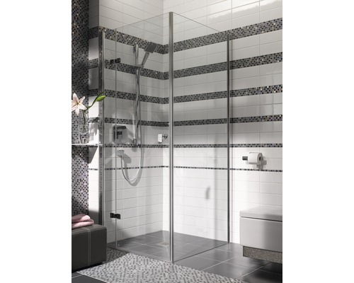 Badrum med duschkabin i glas, toalett och kakel