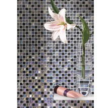 Mosaikvägg med lilja i vas och kosmetisk produkt