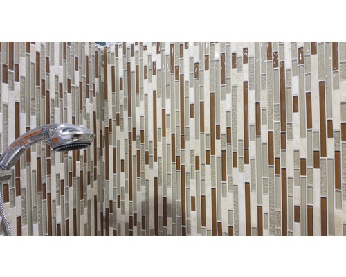 Mosaikvägg med handdusch i badrummet