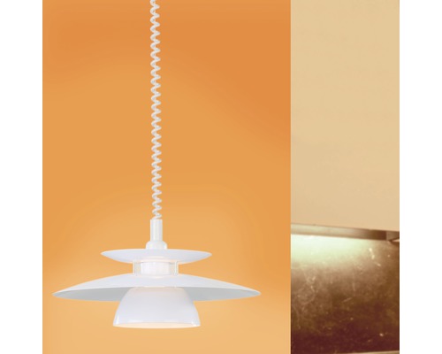 Vit hänglampa med spiralformad kabel mot orange bakgrund