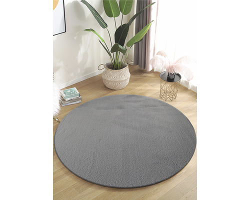 Rund, grå matta i ett ljust rum