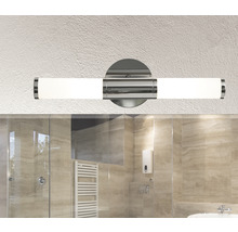 Badrum med en silverfärgad, horisontell vägglampa