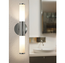 Vägglampa i badrum med två vertikala lysrör