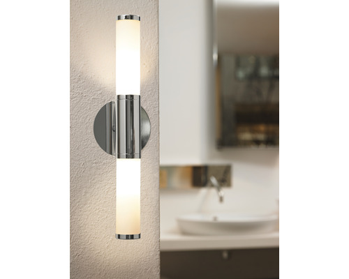 Vägglampa i badrum med två vertikala lysrör