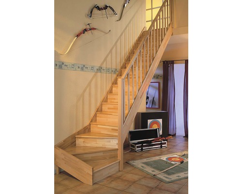 Trätrappa med räcke i ett ljust vardagsrum med dekorationer.