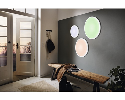 Entré med öppen dörr, träbänk och runda vägglampor.